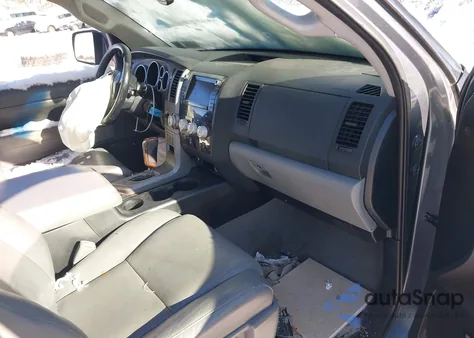 2010 Toyota Tundra Limited 5.7L V8 из США, поврежденный, VIN 5TFBY5F15AX105821